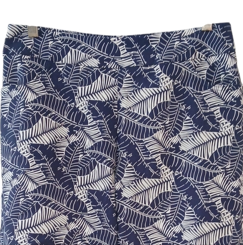 Bella Rose - Blue & White Shorts W/Floral Design, Front Pockets, Elastic Waist, - Picture 5 of 9